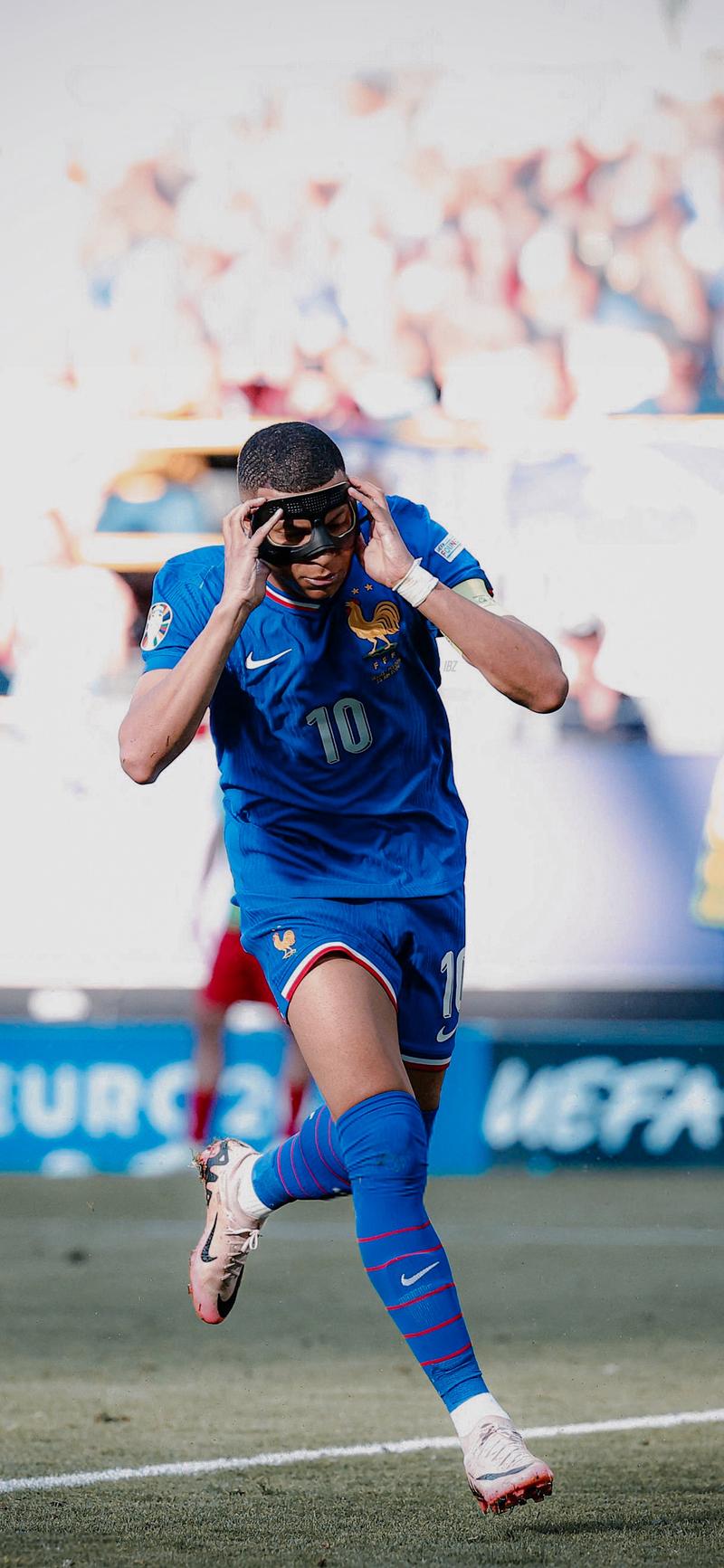 意甲风云再起！国际米兰4-0横扫科莫，齐沃战术大胜法布雷加斯夺榜首（意甲再燃战火：国米4-0痛击科莫，齐沃妙策击败法布雷加斯登顶榜首）