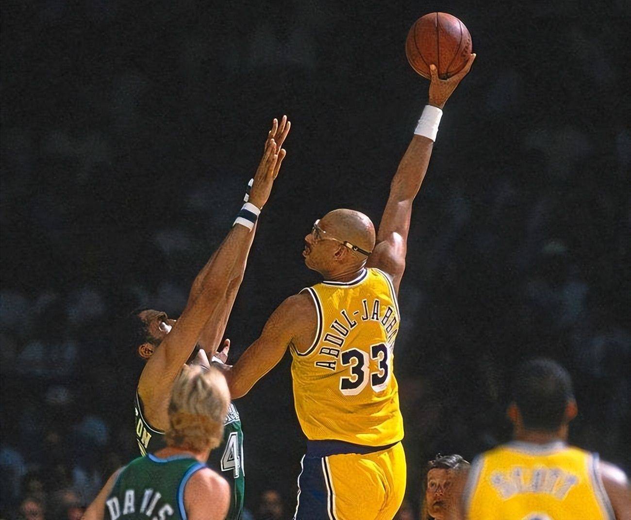 邮报：犯罪团伙盯上了英超球星及其家人，盗窃奢侈品换枪支（英超球星及家属被犯罪团伙盯上：盗窃奢侈品换取枪支）