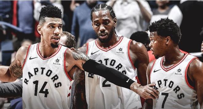 张家齐对陈芋汐的坚守满眼敬佩！她也挣扎过一段时间，挺心疼的（张家齐对陈芋汐的坚定守护令人敬佩，她也曾经历一段挣扎，叫人心疼）