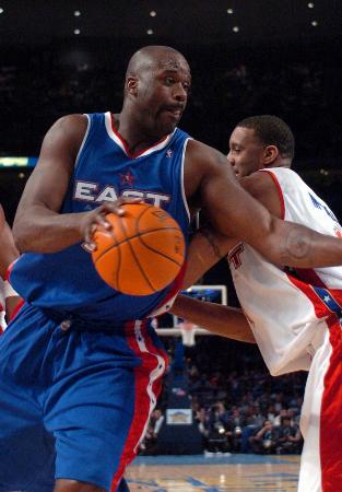 替补门将关键扑救，稳定球队防线（替补门将奉献关键扑救，稳住球队后防）