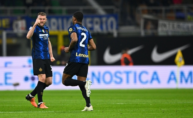 球星突破防线送出制胜球（球星强突防线打进制胜一球）