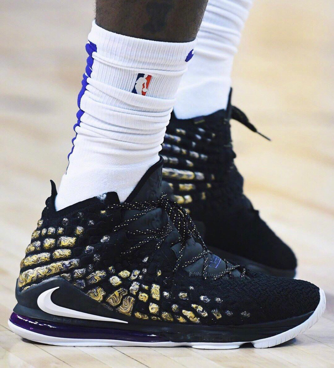 镜报：巴尔韦德不满阿隆索执教风格或考虑离队，曼联对其有意（镜报：巴尔韦德不满阿隆索执教理念或寻求离队，曼联有意引进）