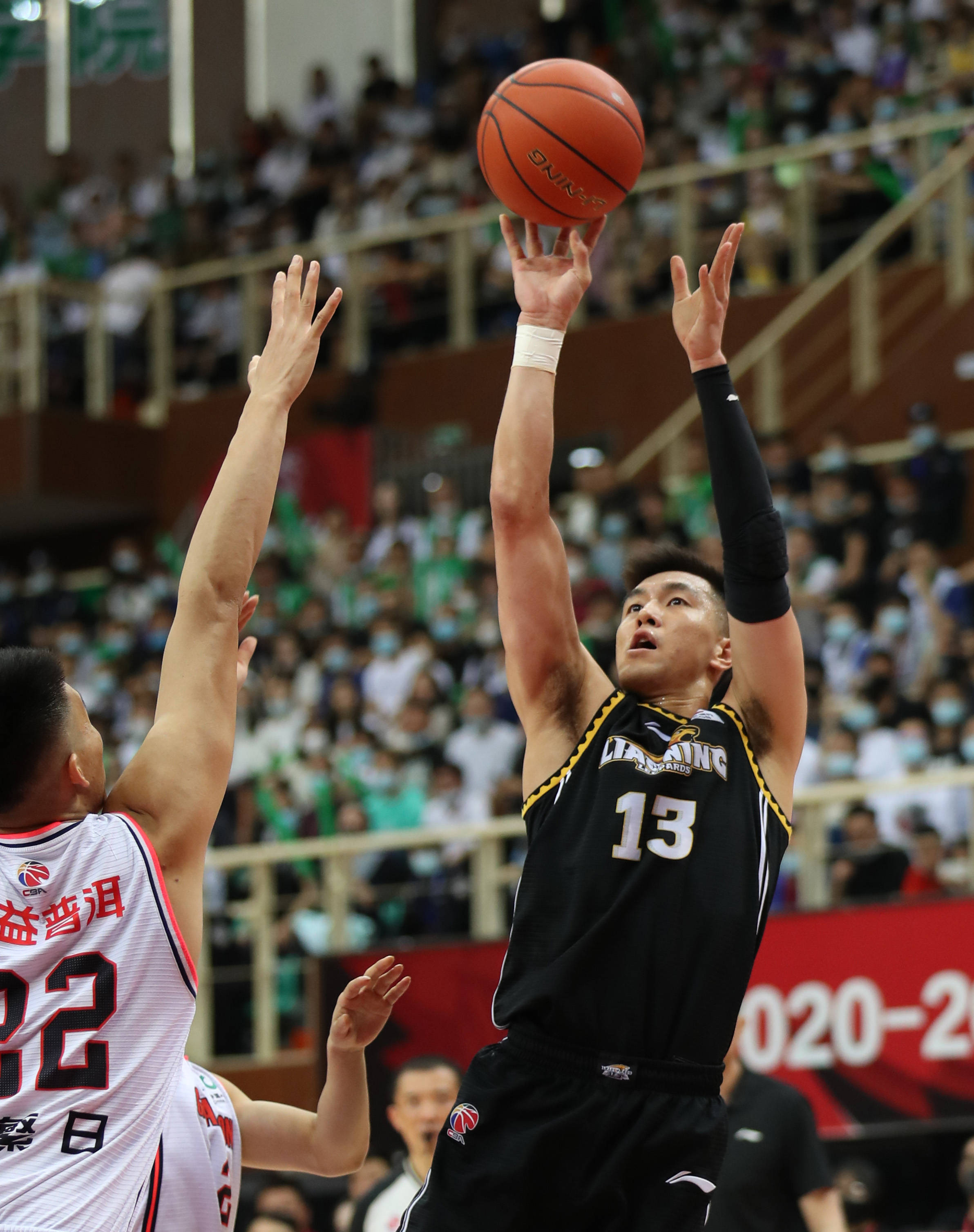 爵士东契奇30+三双力助球队逆转（东契奇轰30+三双，助球队完成逆转）