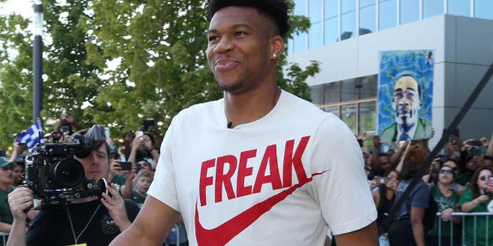 迪洛伦佐：赛后会和孔蒂复盘比赛；欧冠还有两轮还有机会晋级（迪洛伦佐：赛后与孔蒂复盘；欧冠还剩两场仍有出线希望）